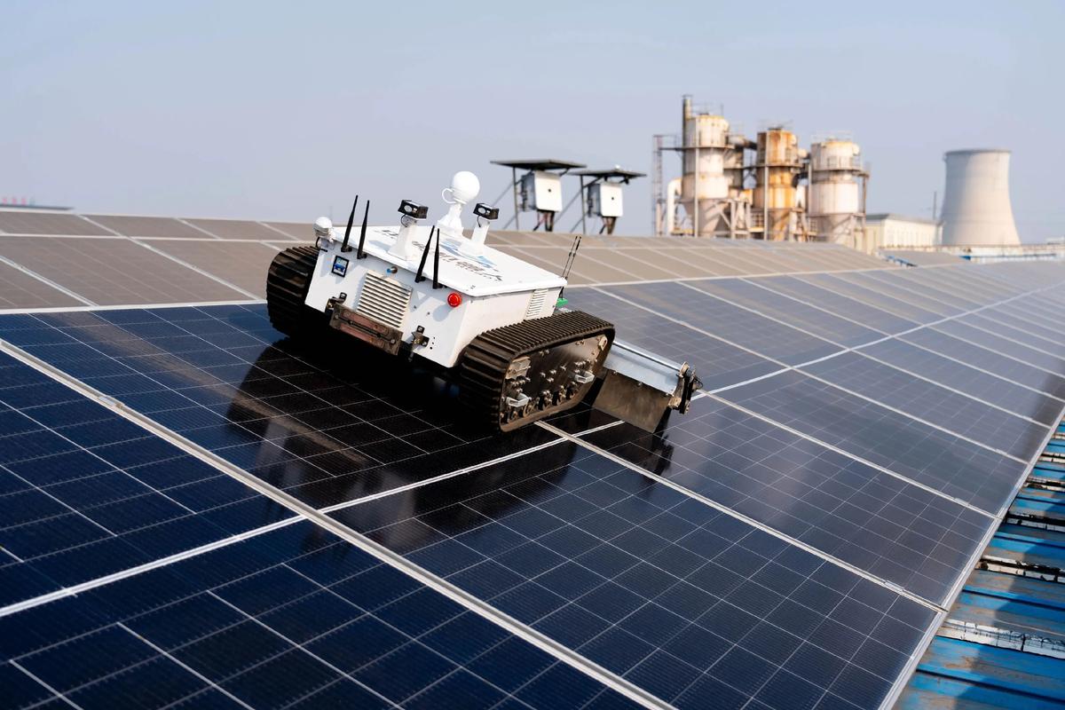 国家能源集团青海共和公司自动清扫机器人投入运行