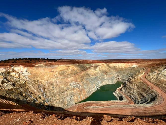 青海省首个采矿权“双证”颁发